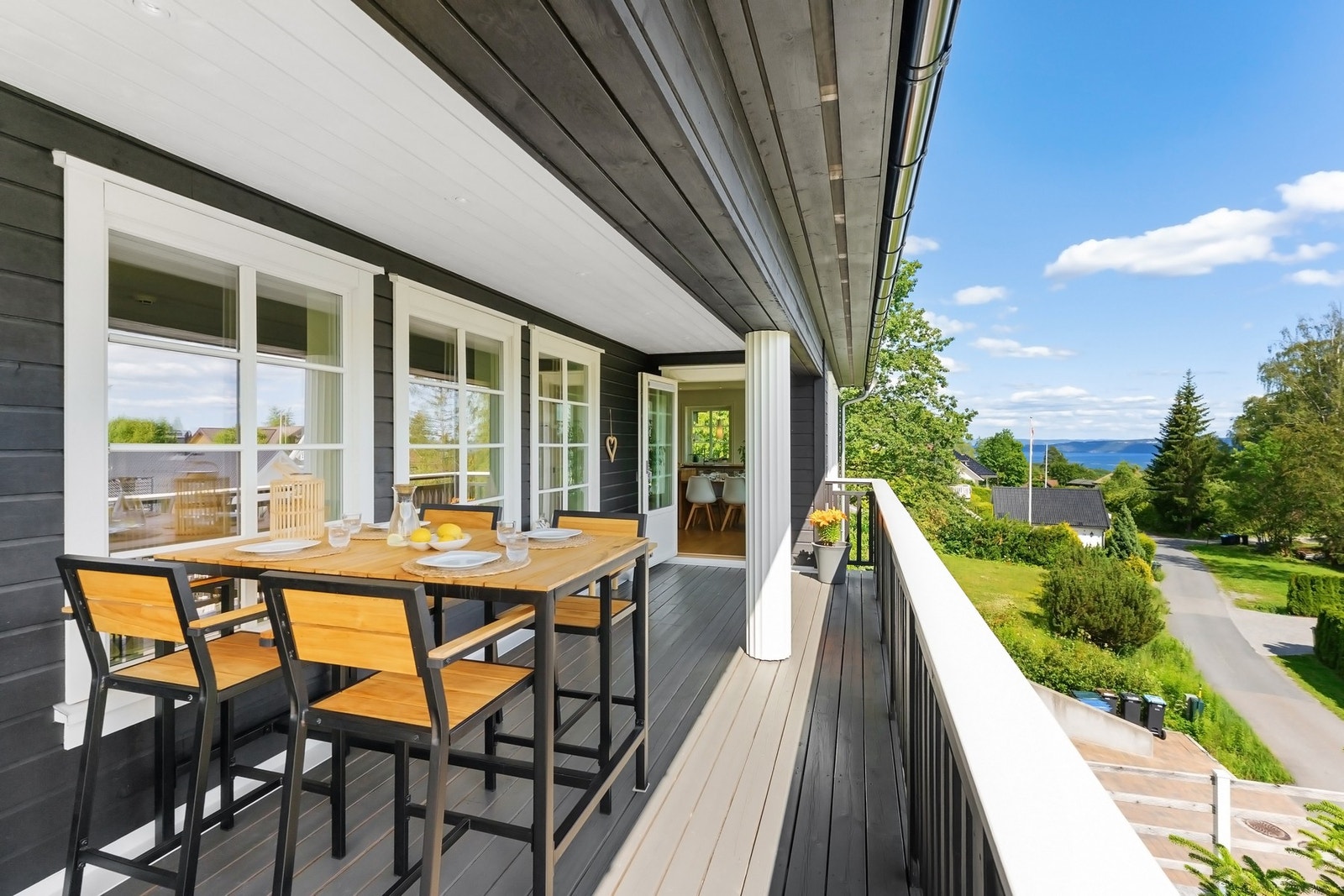 Her er det plass til en utelounge hvor man kan nyte den flotte sjøutsikten. Galleribilde