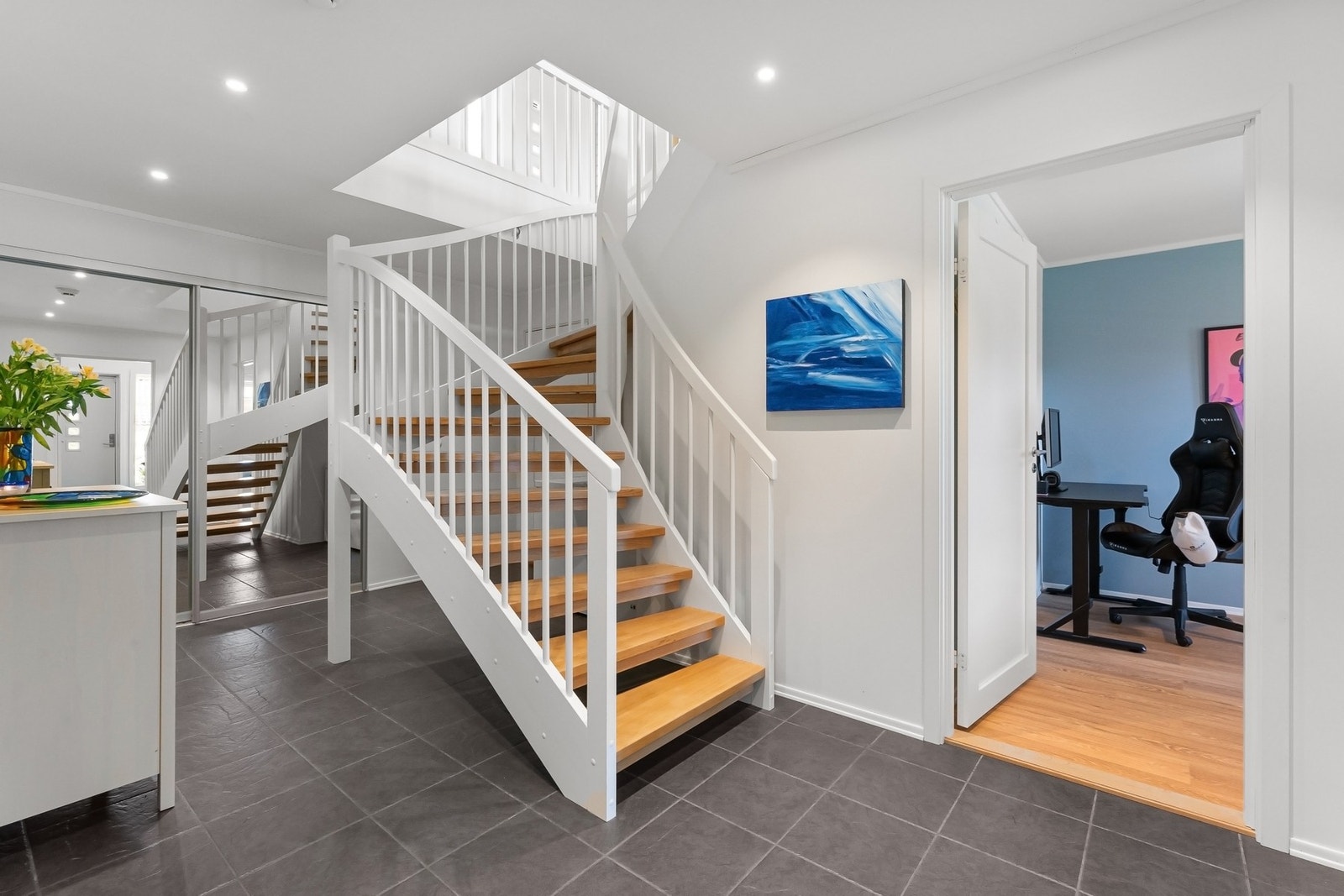 Entreen i underetasje med garderobeskap og varmekabler i gulvet. Galleribilde