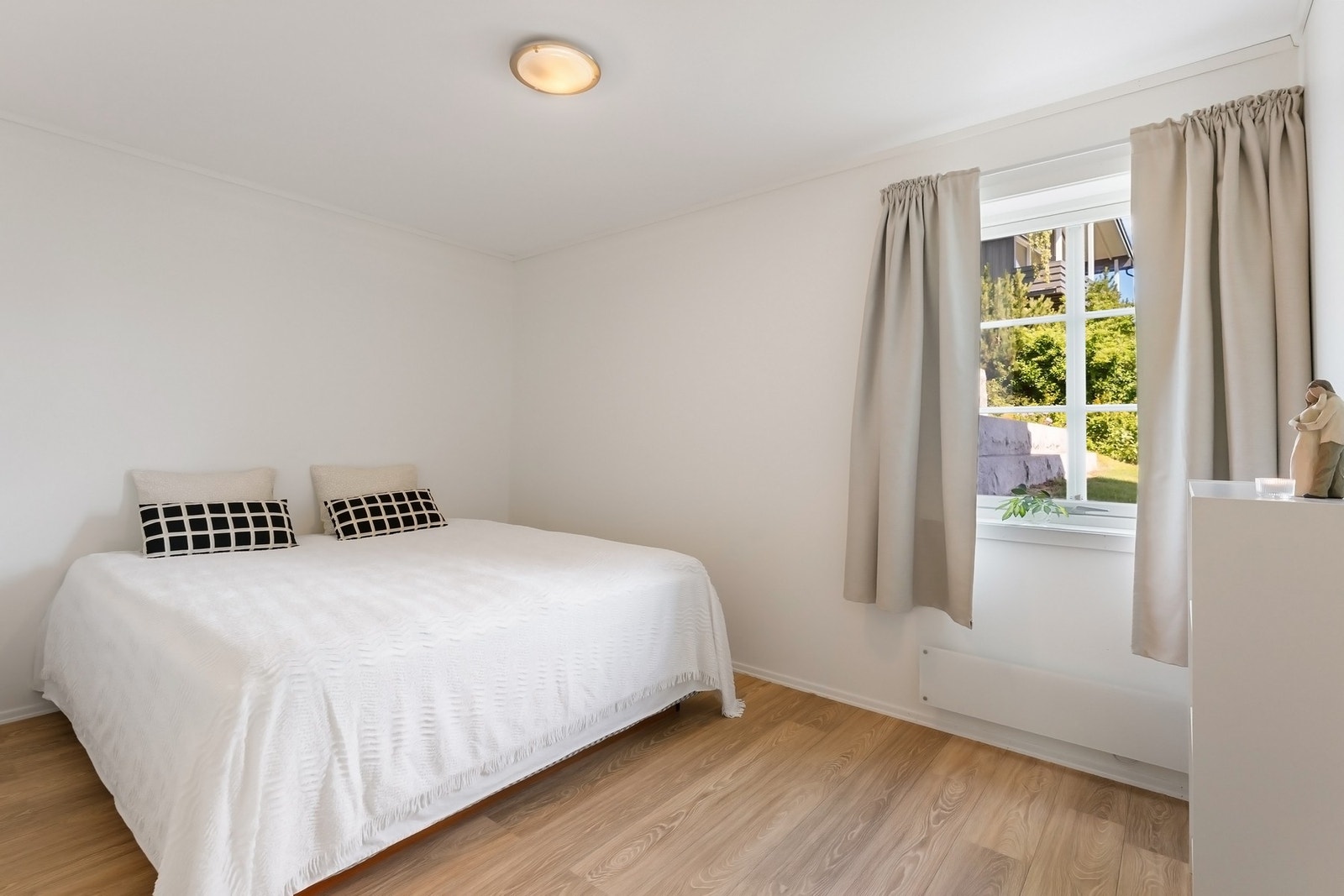 Soverommet er av god størrelse med plass til dobbeltseng, nattbord og klesoppbevaring. Fra soverommet er det adkomst til en innvendig bod som kan benyttes som walk-in closet. Galleribilde