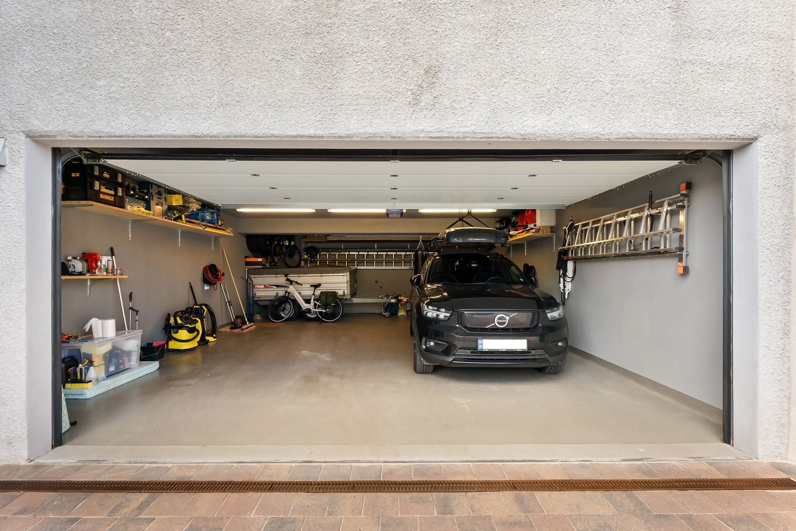 Stor innholdsrik dobbelgarasje med to 7,4 kW e-ladere. Galleribilde