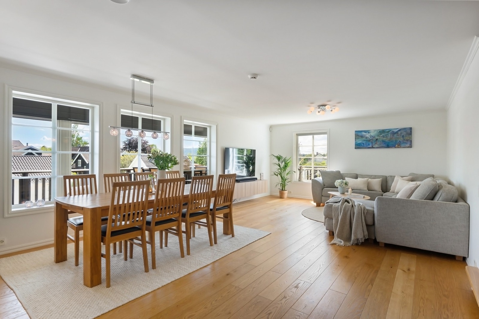 Stuen er både lys og luftig med god plass til sofagruppe og spisestue. Galleribilde