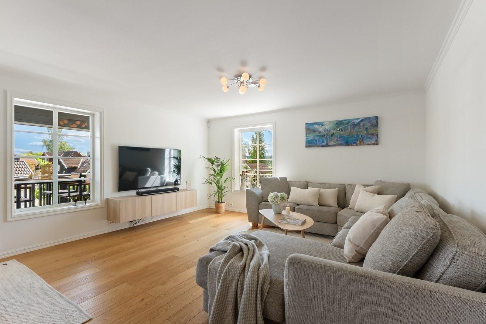 Stuedelen har god plass til en romslig sofagruppe med plass til hele storfamilien. Galleribilde