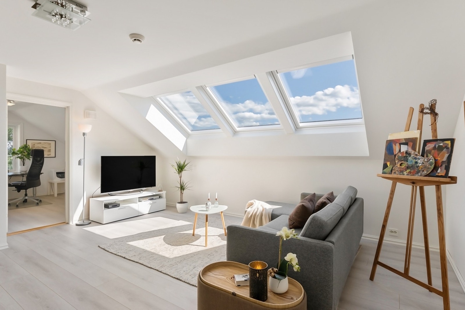 Romslig loftstue med mange møbleringsmuligheter. Galleribilde