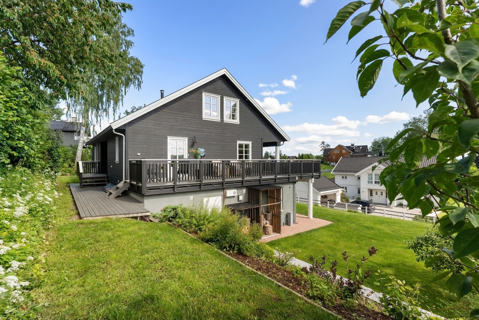 Fra terrassen er det direkte adkomst til hagen. Galleribilde