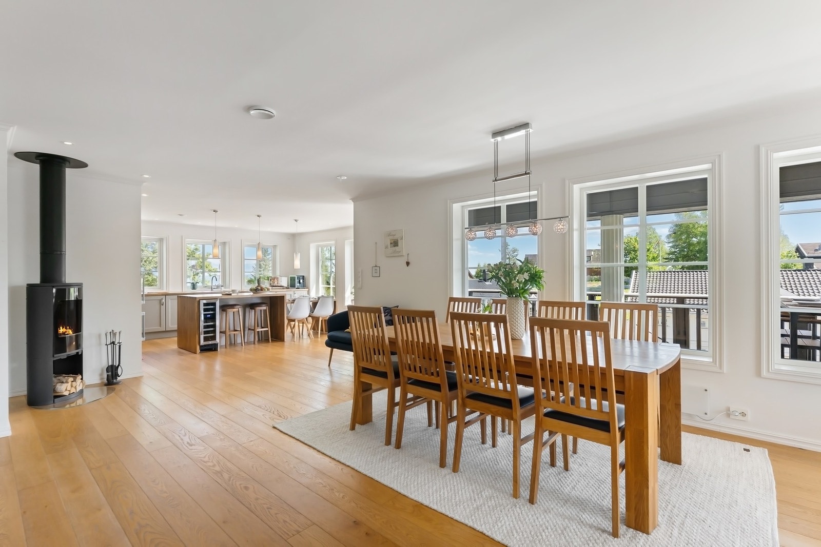 Spisestuen får sin naturlige plassering ved kjøkkenet. Galleribilde