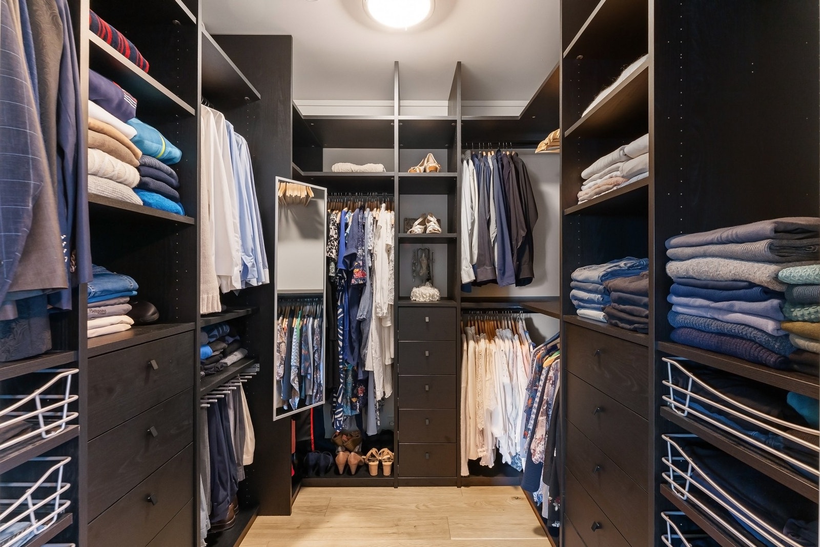 Innenfor hovedsoverommet er det et walk-in closet med mye oppbevaringsplass. Galleribilde