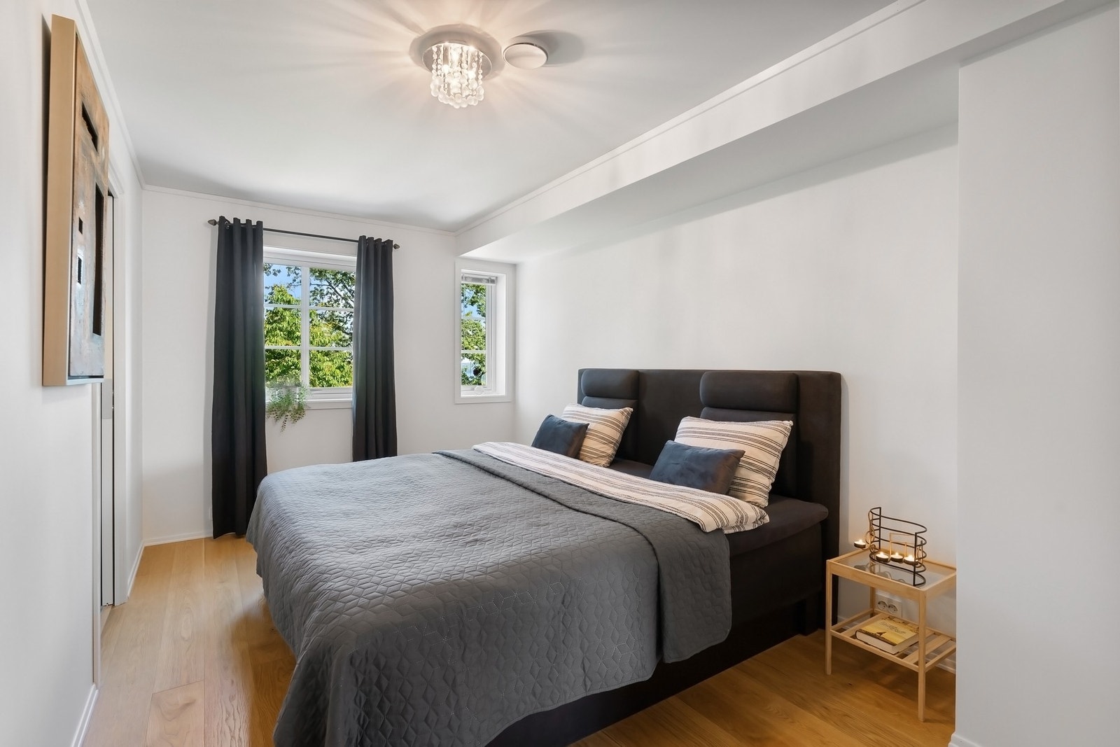 Hovedsoverommet er plassert i 1. etasje. Her er det god plass til dobbeltseng og nattbord. Galleribilde