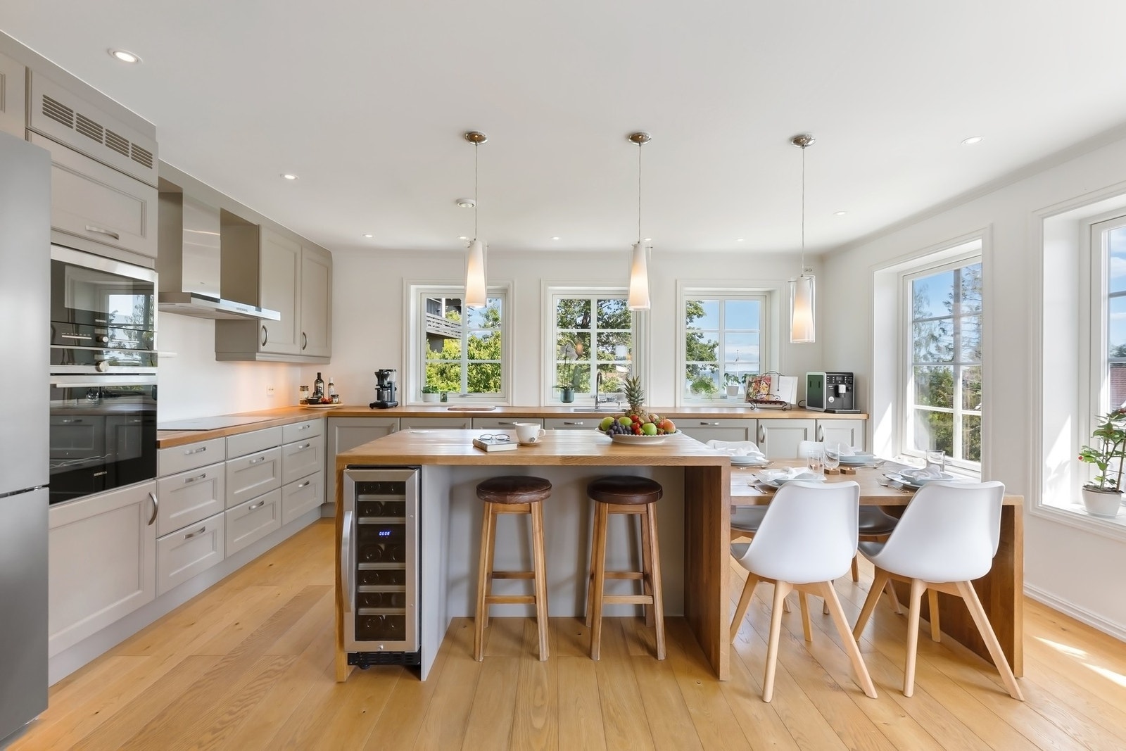 Kjøkkenøyen byr på ytterligere to sitteplasser, samt vinskap. Galleribilde