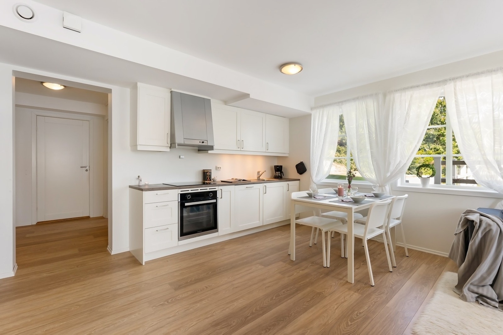 Stue/kjøkken er samlet i et åpent og lyst rom. Det er plass til både sofagruppe og spisebord. Galleribilde