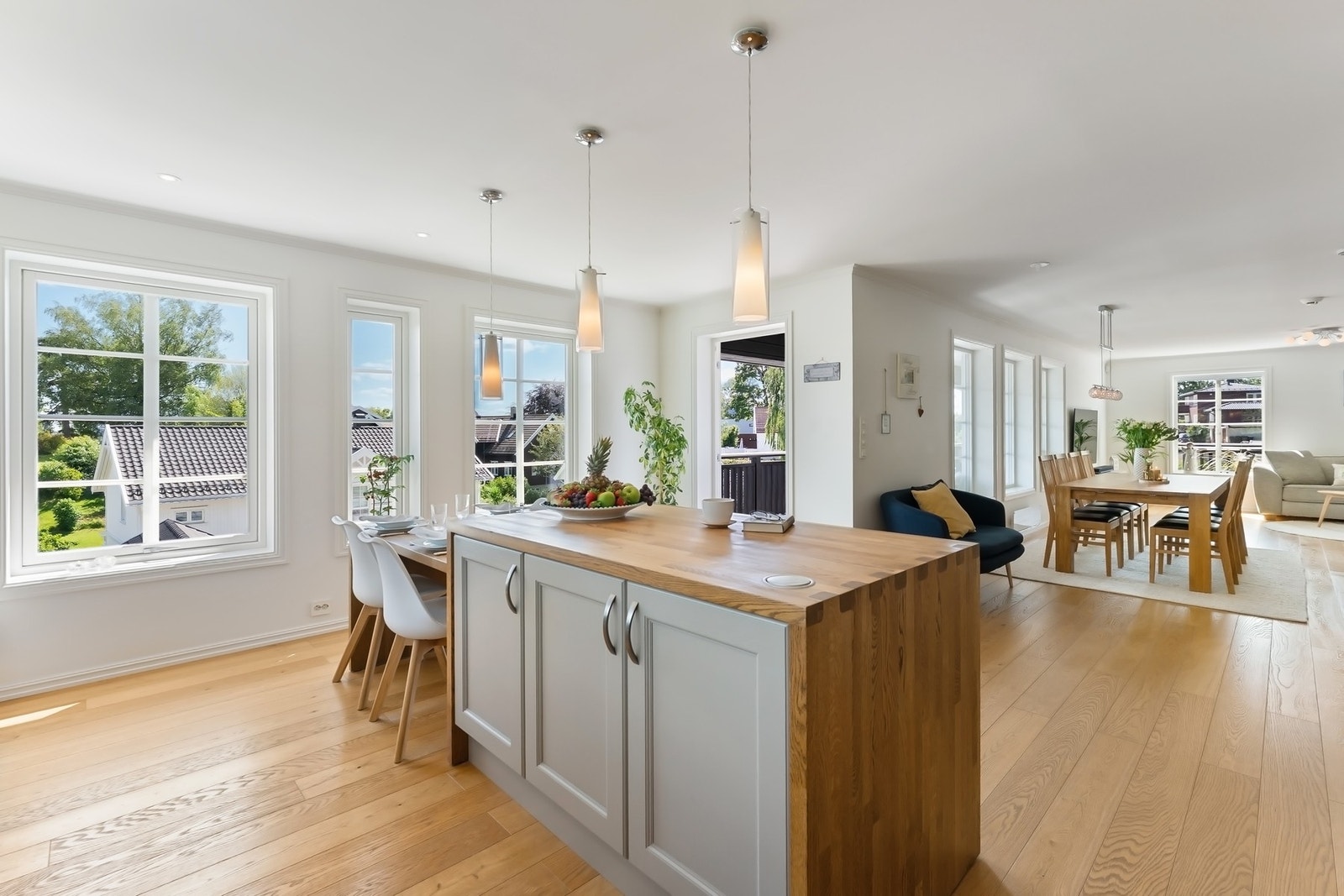 Kjøkkenet ligger i åpen løsning mot spisestuen med utgang til balkong. Galleribilde