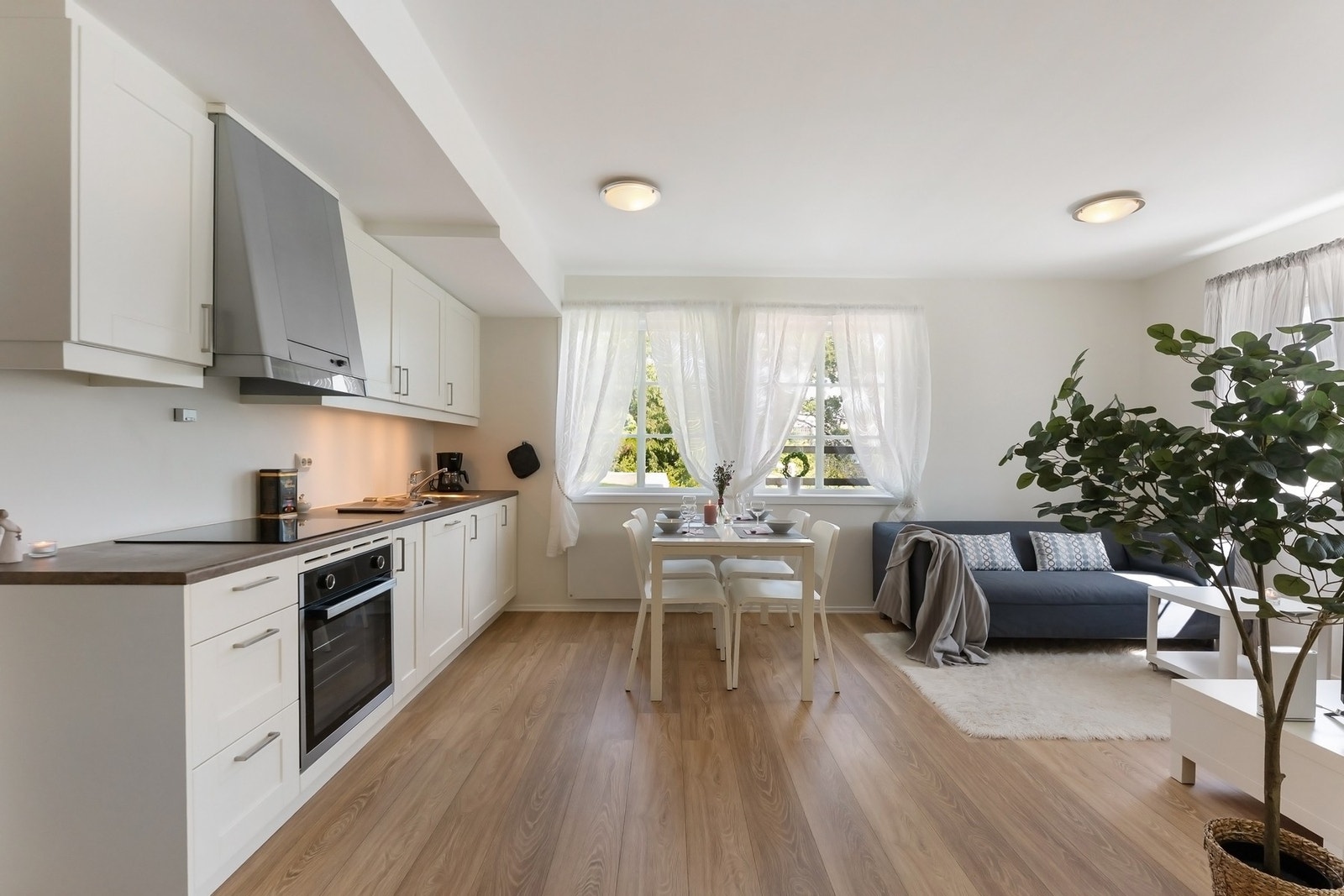 Kjøkkenet har profilerte heltre fronter og benkeplate i laminat. Det er integrert platetopp, stekeovn og oppvaskmaskin. Galleribilde