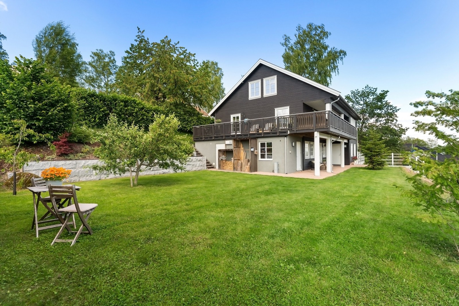 Koselig hage med gode solforhold. Galleribilde