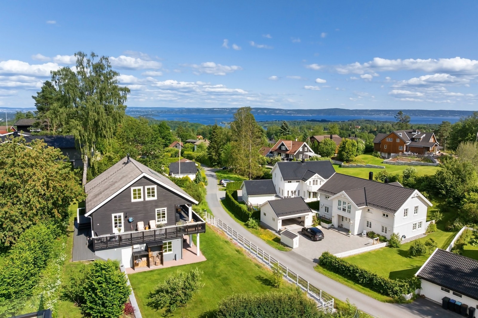 Nyere villa på høytliggende og solfylt tomt i rolig blindvei. Galleribilde