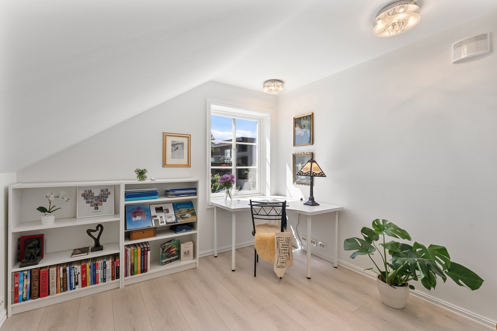 Soverommene er av god størrelse og har god plass til seng, skrivebord og garderobeskap. Galleribilde