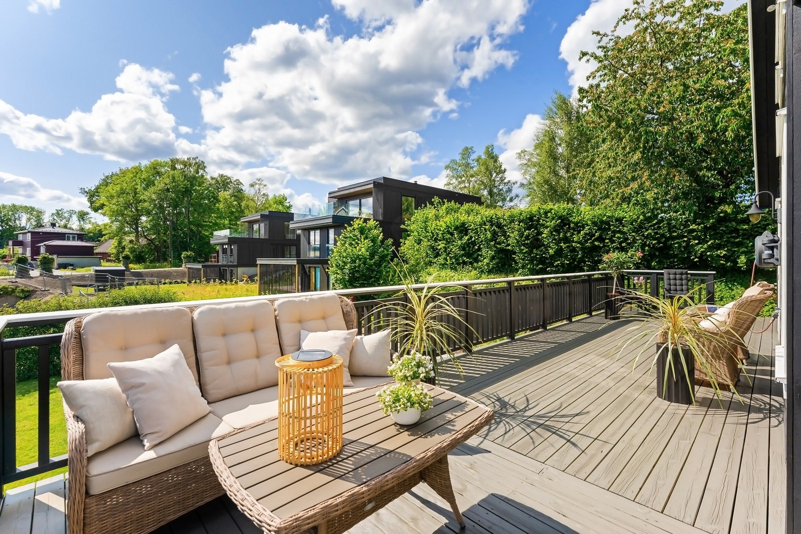 Terrassen kan enkelt møbleres med flere soner med utemøbler som spisebord, solsenger og grill. Galleribilde