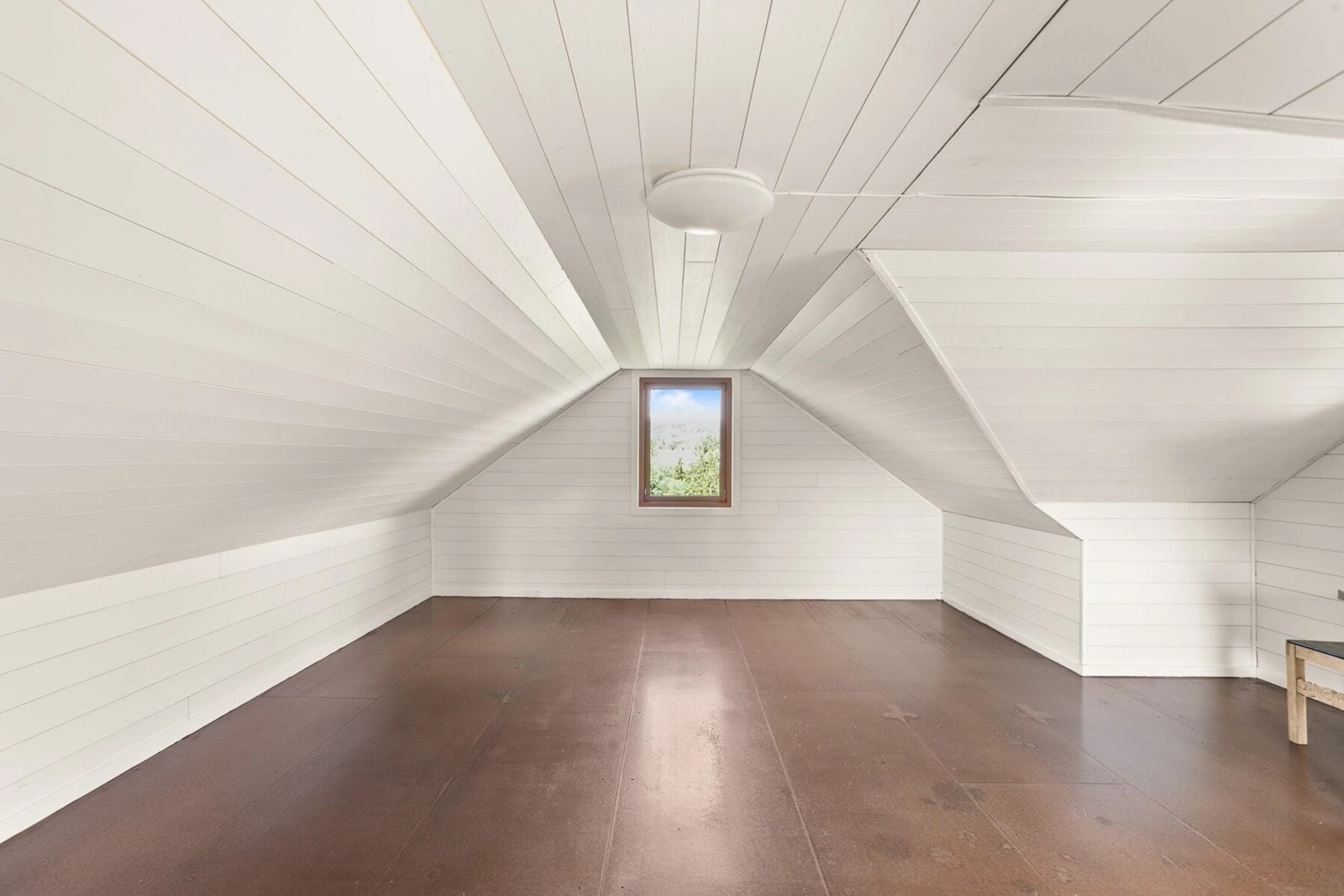 Romslig lagringsloft over dobbeltgarasjen. Galleribilde