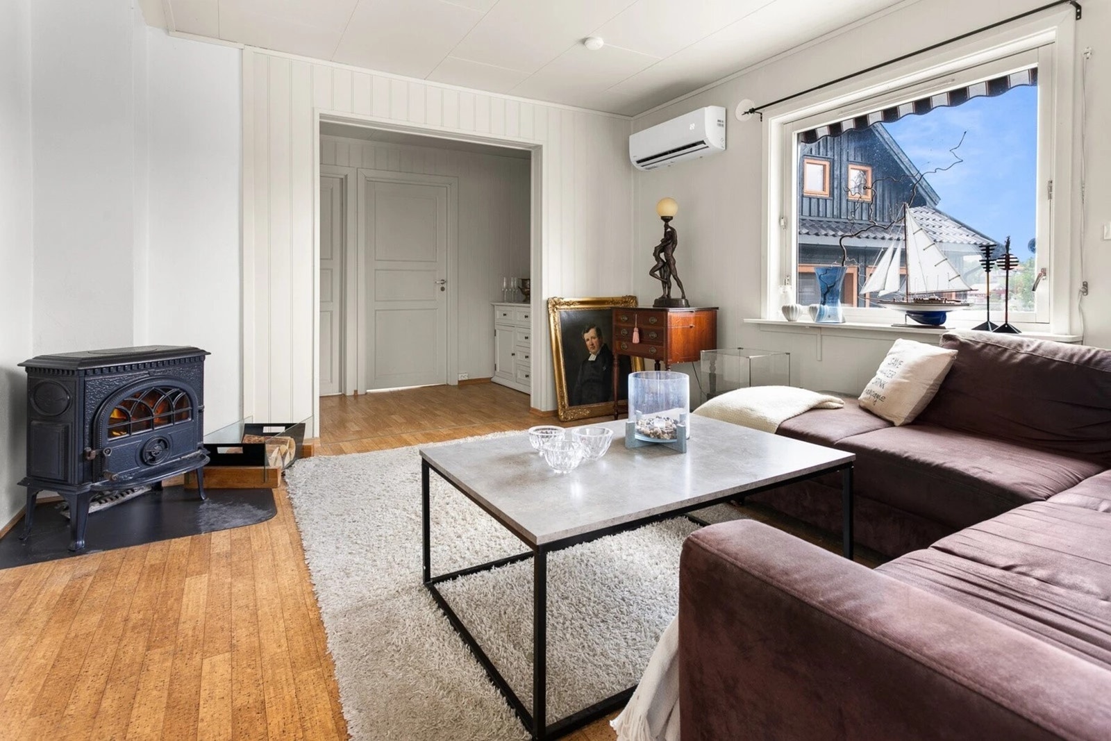 Vedovnen og varmepumpen gir en jevn og god innetemperatur gjennom hele året. Galleribilde