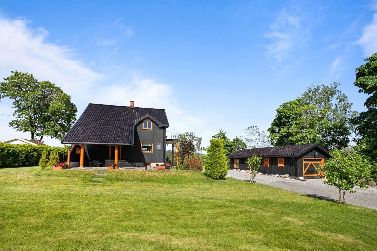 Tomten har mye boltreplass for både store og små. Galleribilde
