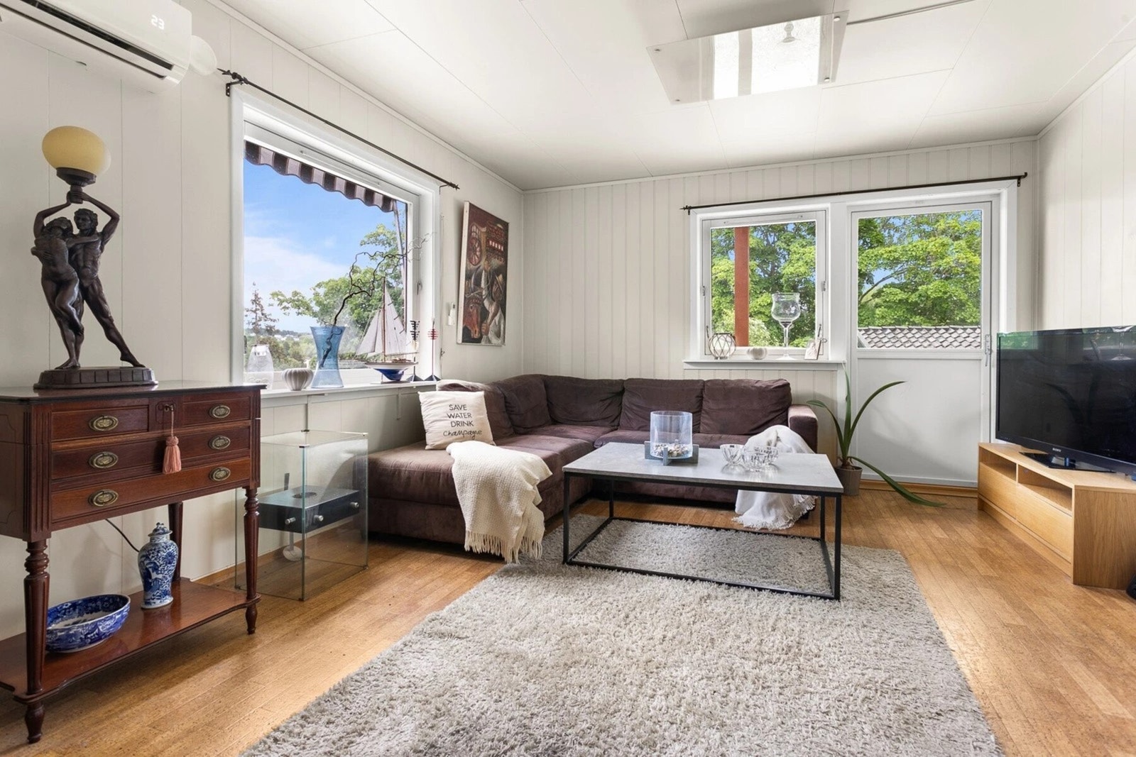 De store vindusflatene gir rikelig med naturlig lysinnslipp. Galleribilde