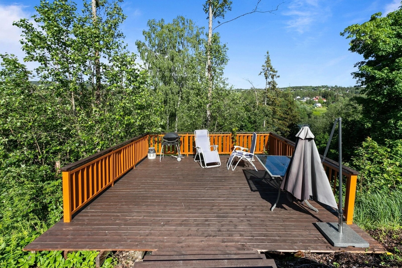 Det er opparbeidet stor terrasse med flott utsikt. Galleribilde