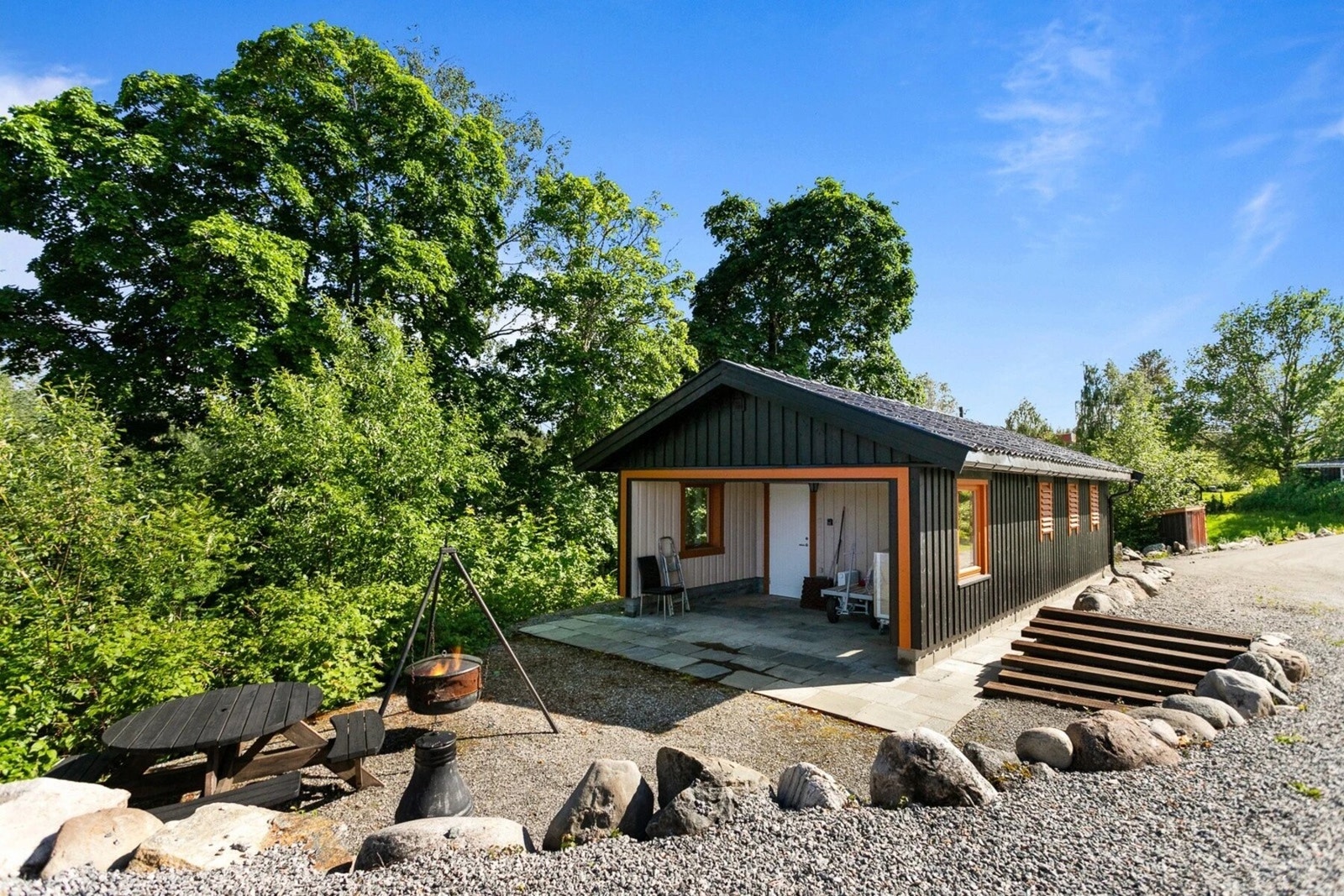 Delvis overbygget uteplass ved enkeltgarasjen. Galleribilde