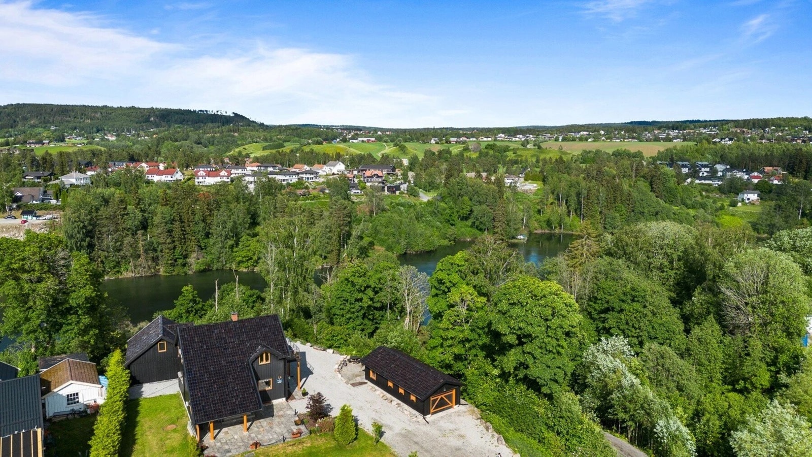 Det er ellers nærhet til Sundet, barnehager, skole og fritidsaktiviteter. Galleribilde