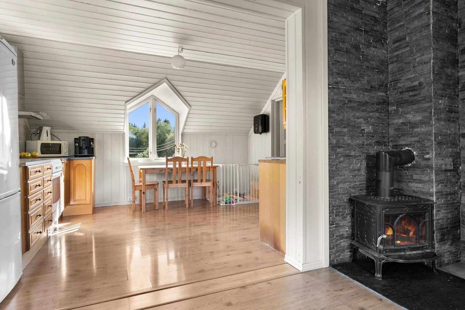 Kjøkkenet har avsatt plass til frittstående hvitevarer som komfyr, oppvaskmaskin og kjøleskap. Galleribilde