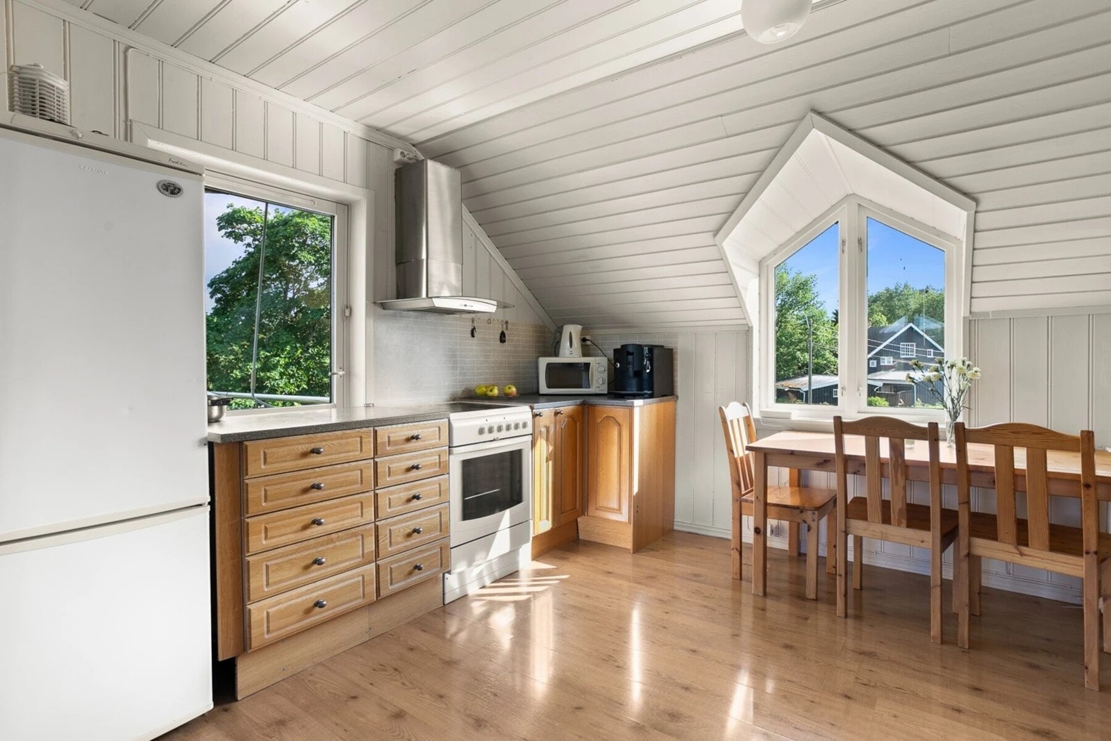 Kjøkken med åpen løsning mot stue. Galleribilde