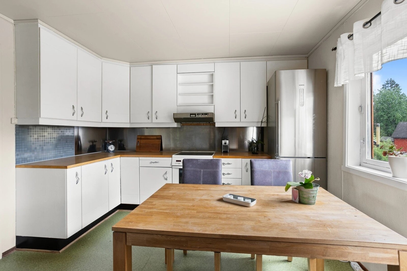 Det er plass til spisebord på kjøkkenet. Galleribilde