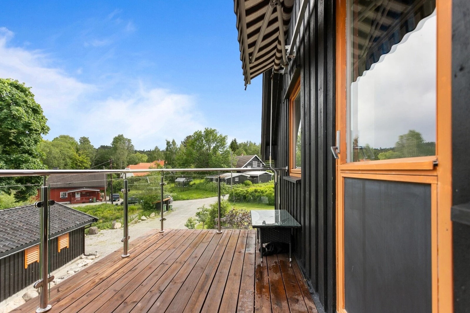 Fra stuen i 2. etasje er det utgang til balkong. Galleribilde