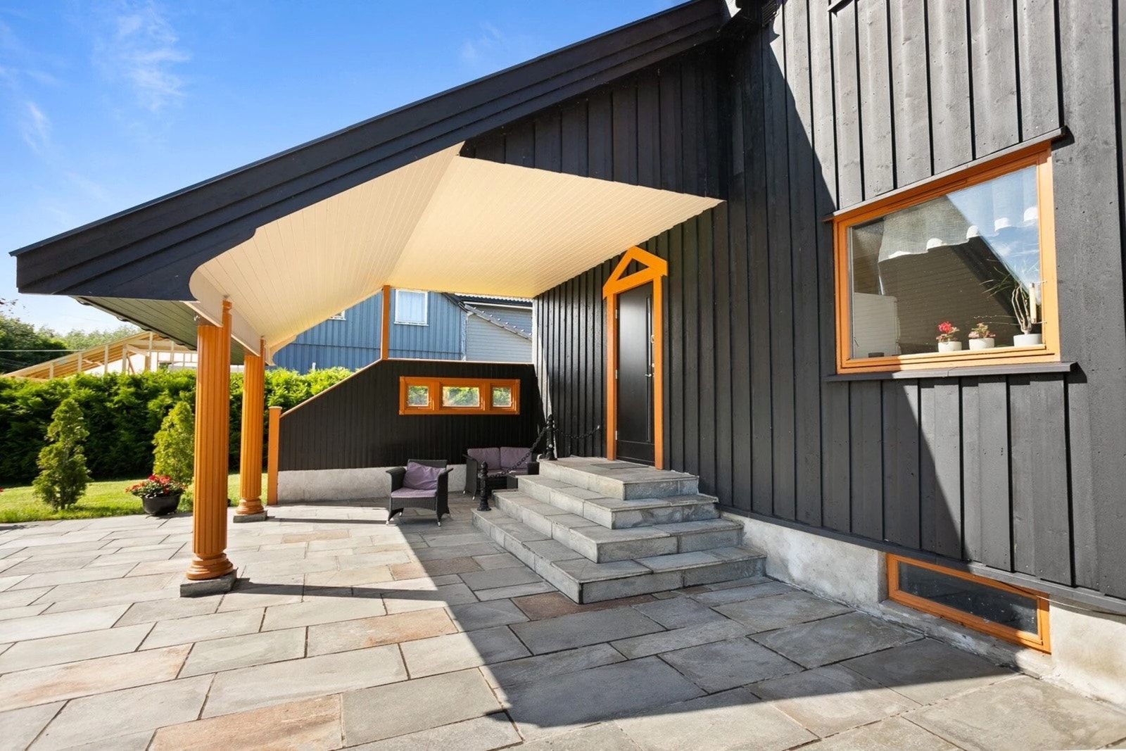 Flott, delvis overbygget inngangsparti med steinheller. Galleribilde