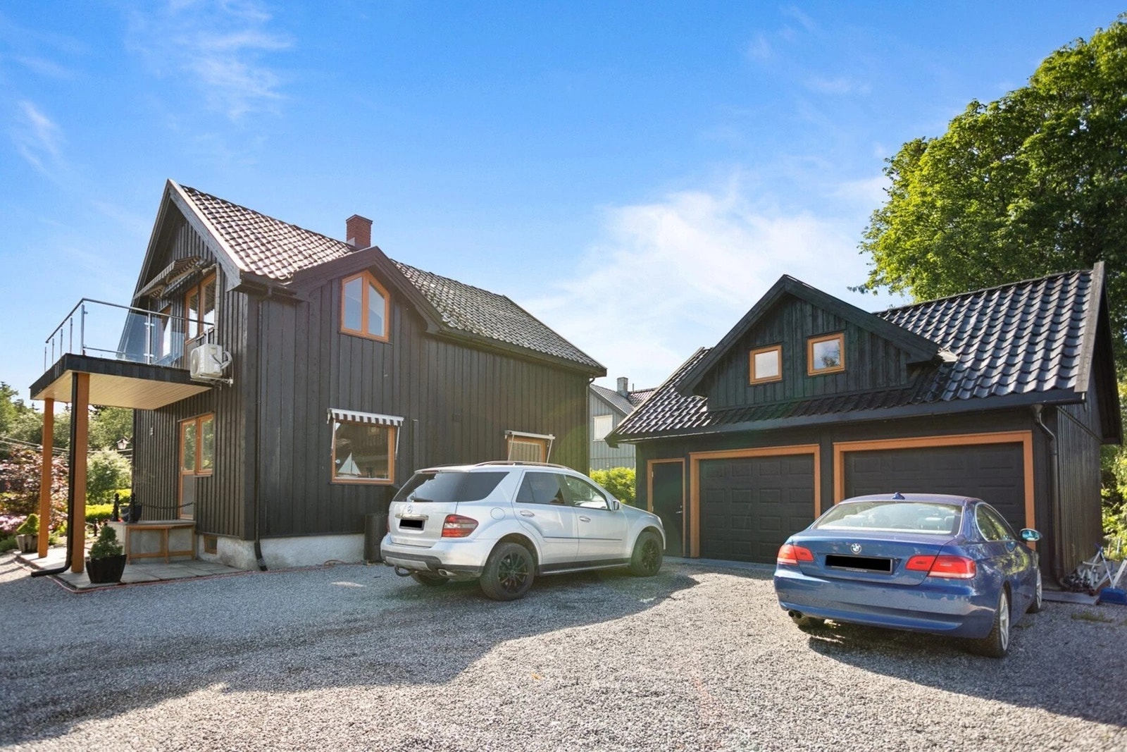 Det medfølger parkering i dobbelgarasje, enkelgarasje og på tomten. Galleribilde