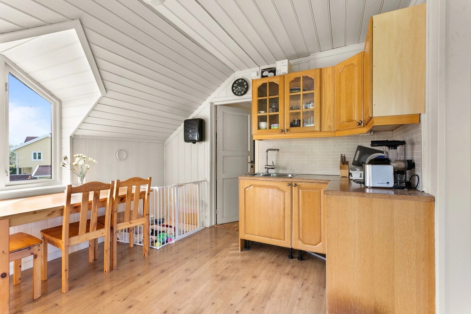 Det er kjøkken i begge etasjer. Galleribilde