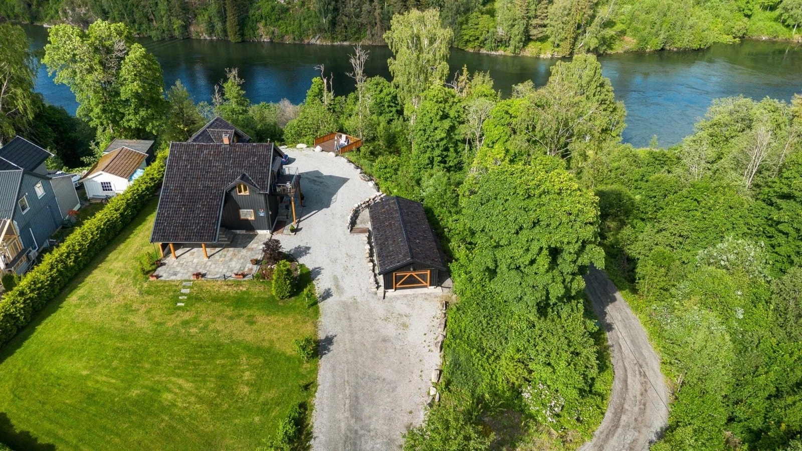 Det er ca. 20 minutters gangavstand til togstasjonen med hyppige avganger mot Oslo Lufthavn, Oslo-området og mot Lillehammer. Galleribilde