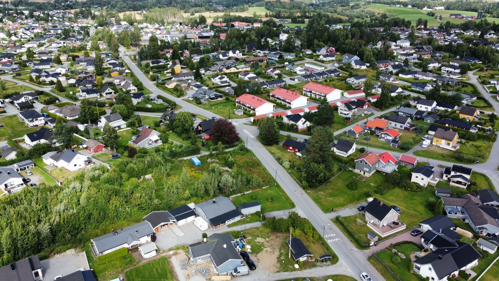 Fra tomten er det kort vei til skole, barnehage, offentlig transport og ulike servicetilbud. Galleribilde