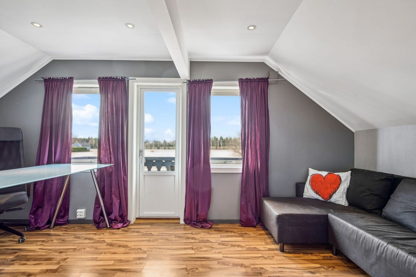 Fra det ene soverommet er det utgang til balkong på 3 m2. Galleribilde