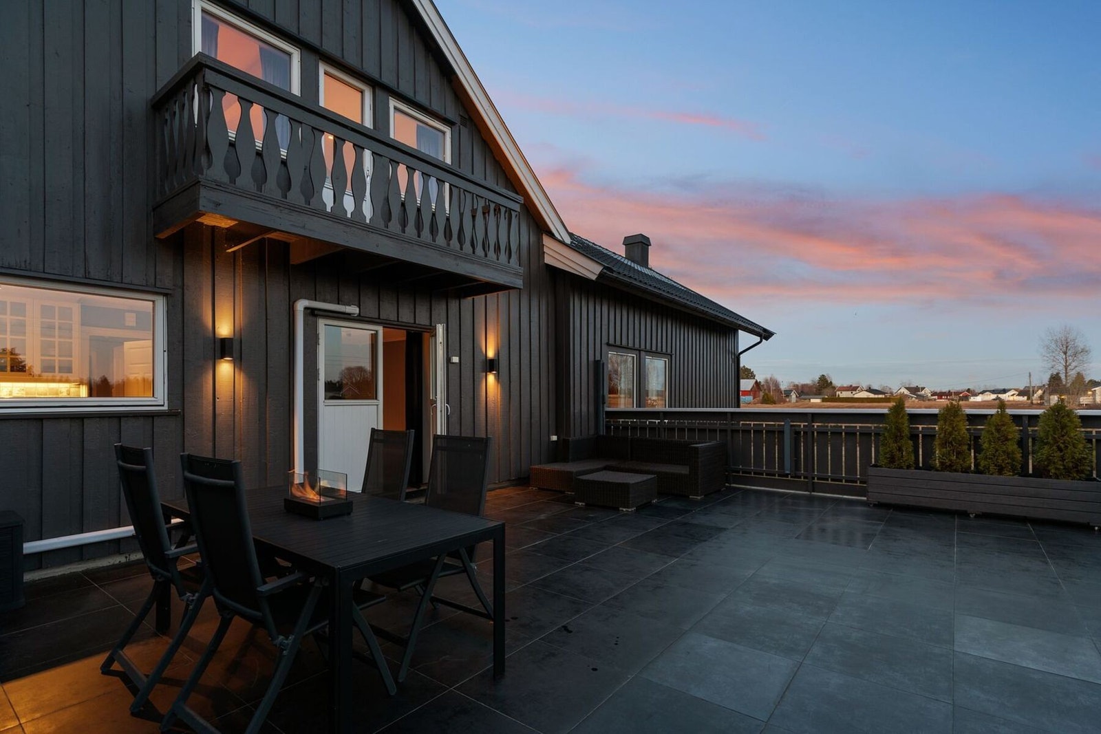 Fra spisestuedelen er det utgang til terrasse. Galleribilde