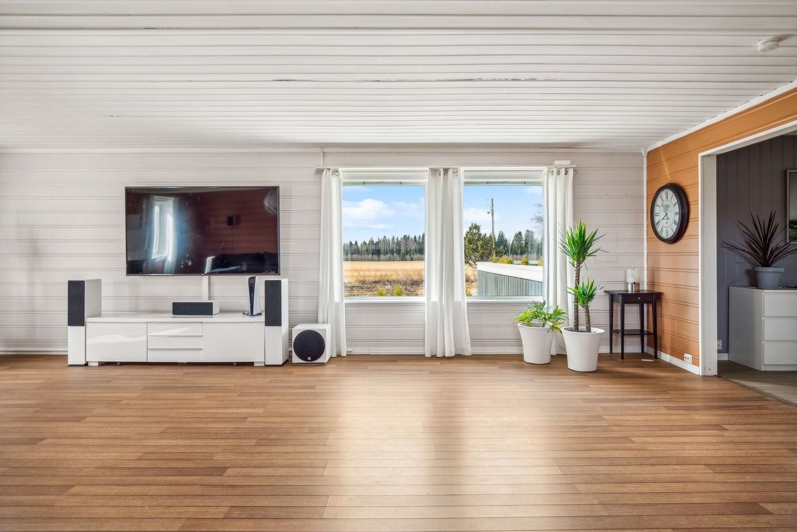 Store vindusflater på flere vegger gir rikelig med naturlig lysinnslipp. Galleribilde