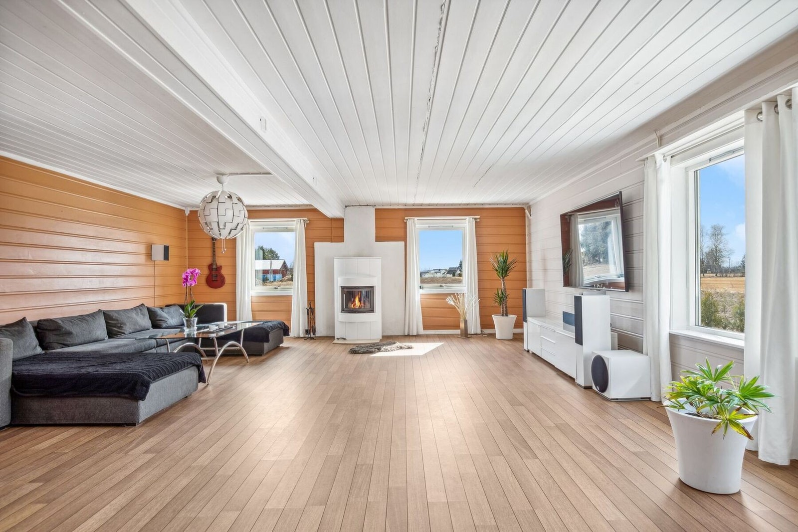 Svært romslig stue. Galleribilde