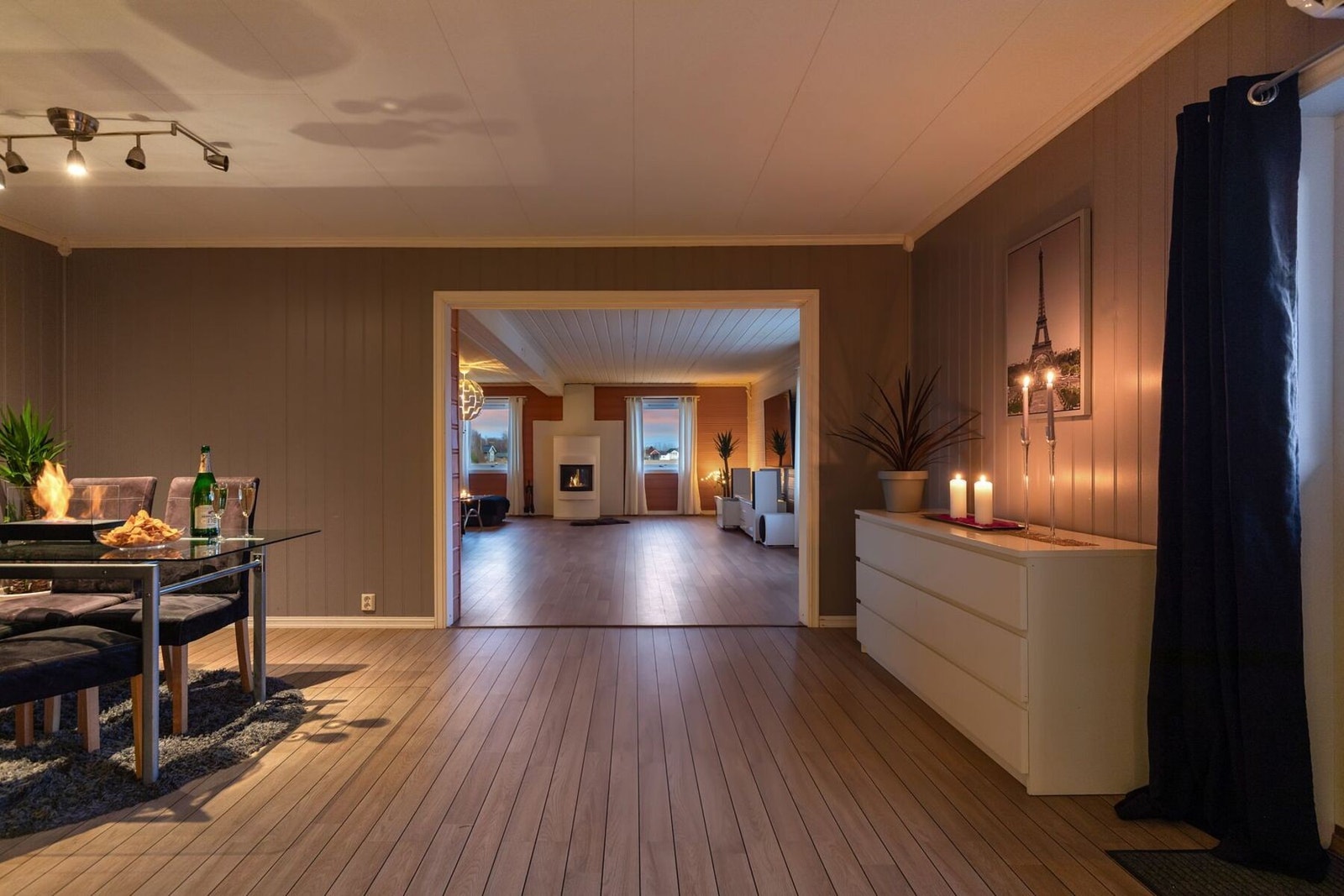 Spisestuen får plass i sin egen del ved kjøkkenet. Galleribilde