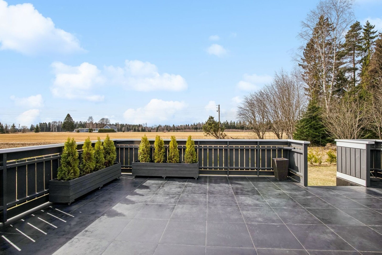 Det er trapp ned fra terrassen til den grønne og barnevennlige hagen. Galleribilde