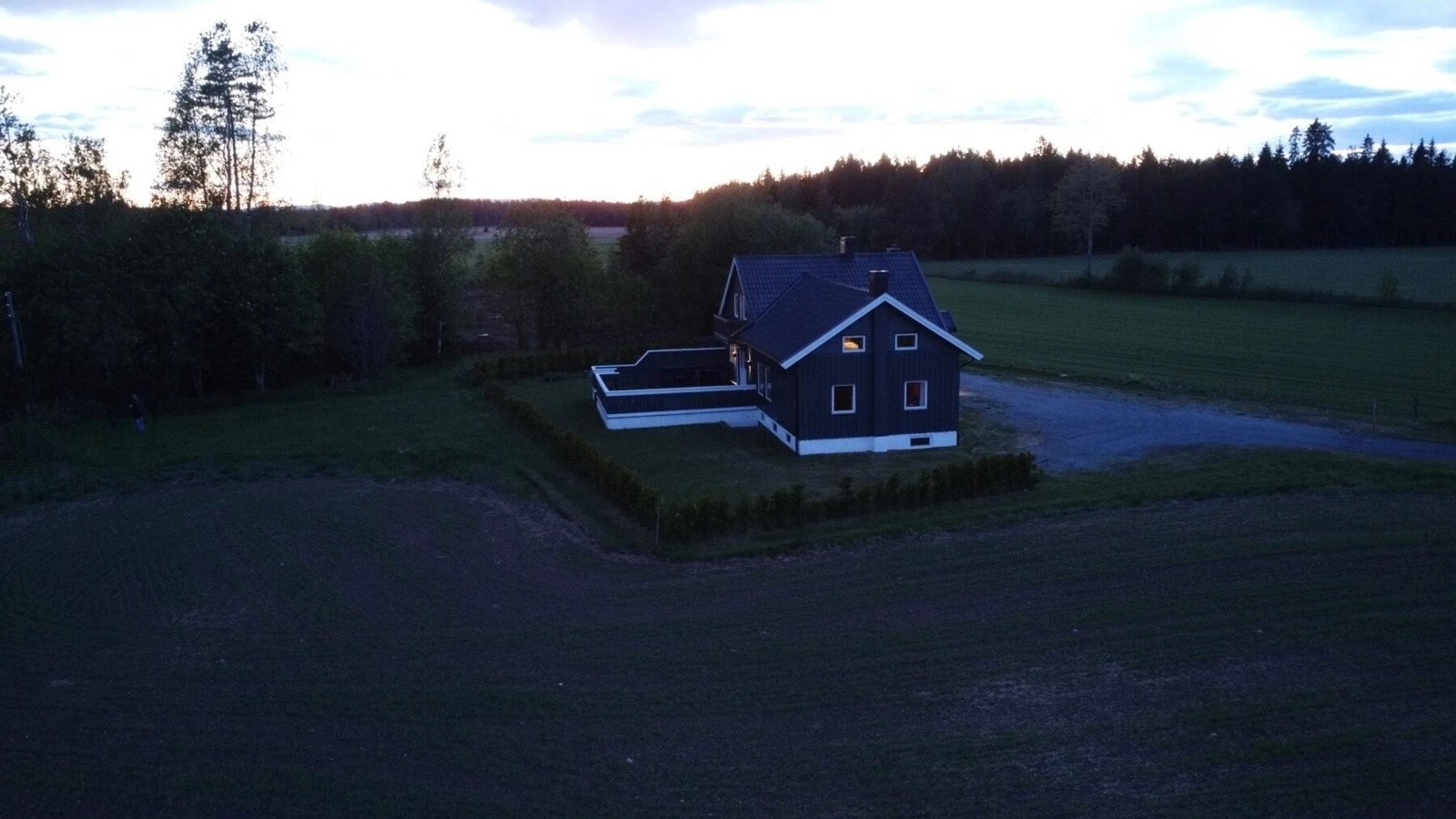 Med skogen som nærmeste nabo. Galleribilde
