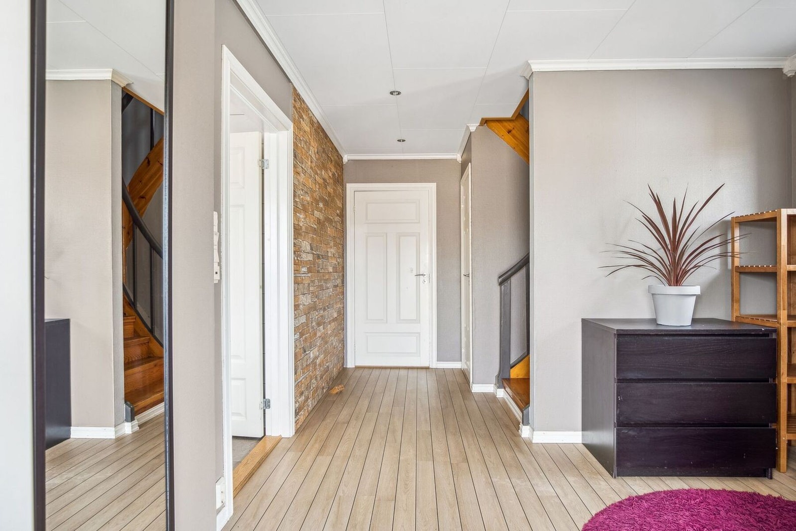 Entré og gang med plass til yttertøy og sko. Galleribilde