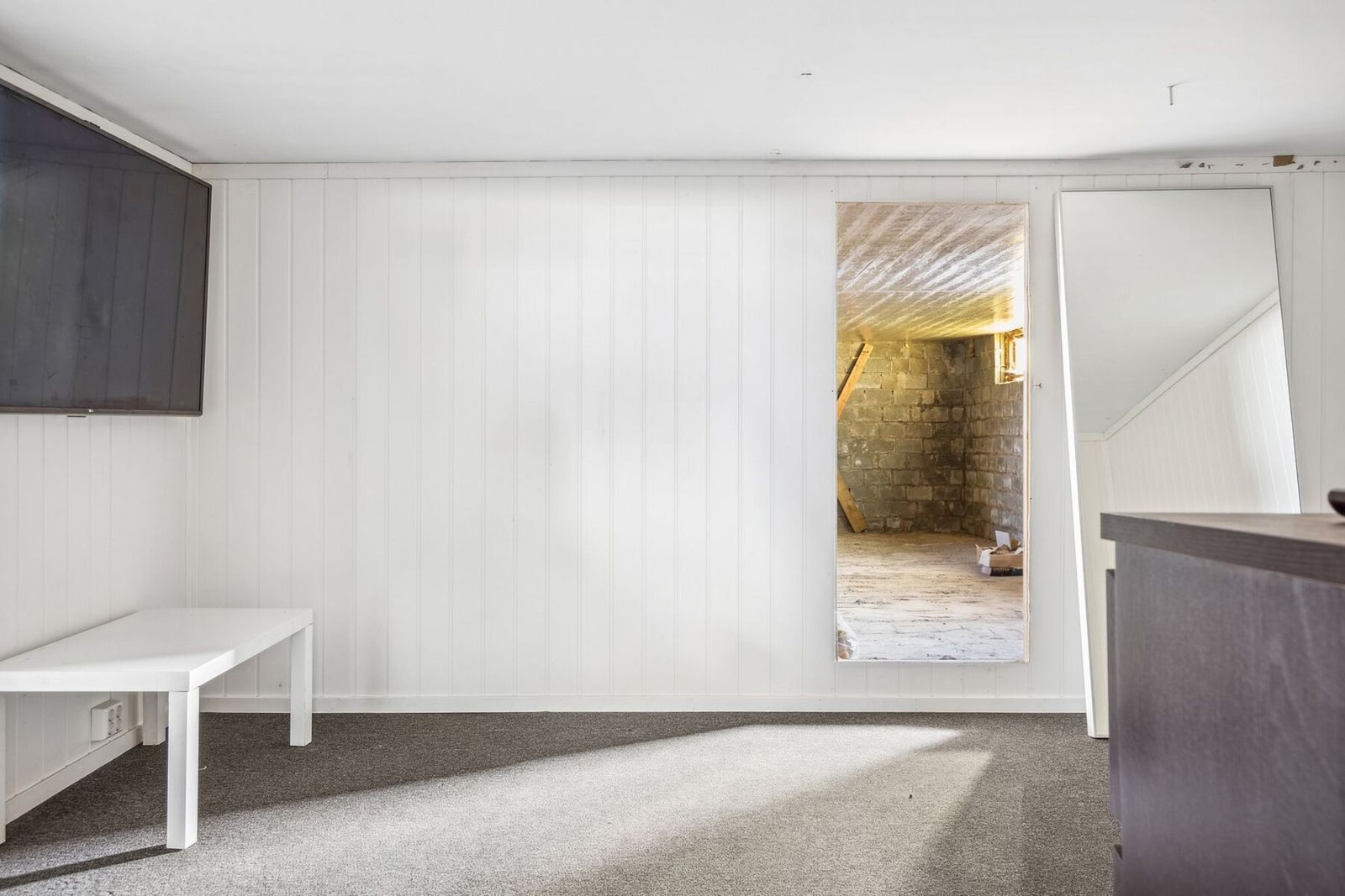 Kjeller med vakserom og oppbevaring i flere boder. Galleribilde