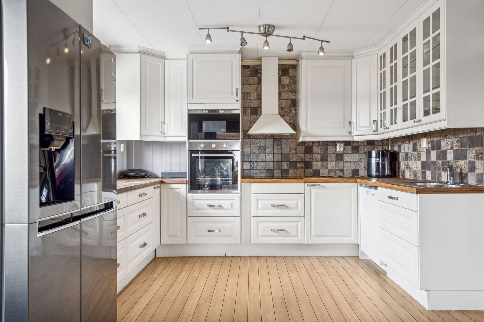 Kjøkkenet har integrerte hvitevarer som platetopp, stekeovn, mikrobølgeovn og oppvaskmaskin, samt avsatt plass til frittstående kjøleskap med frysedel. Galleribilde