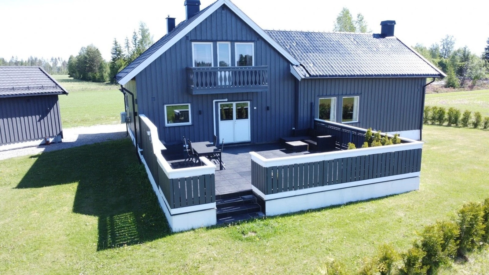 Stor hage med rolig beliggenhet. Galleribilde