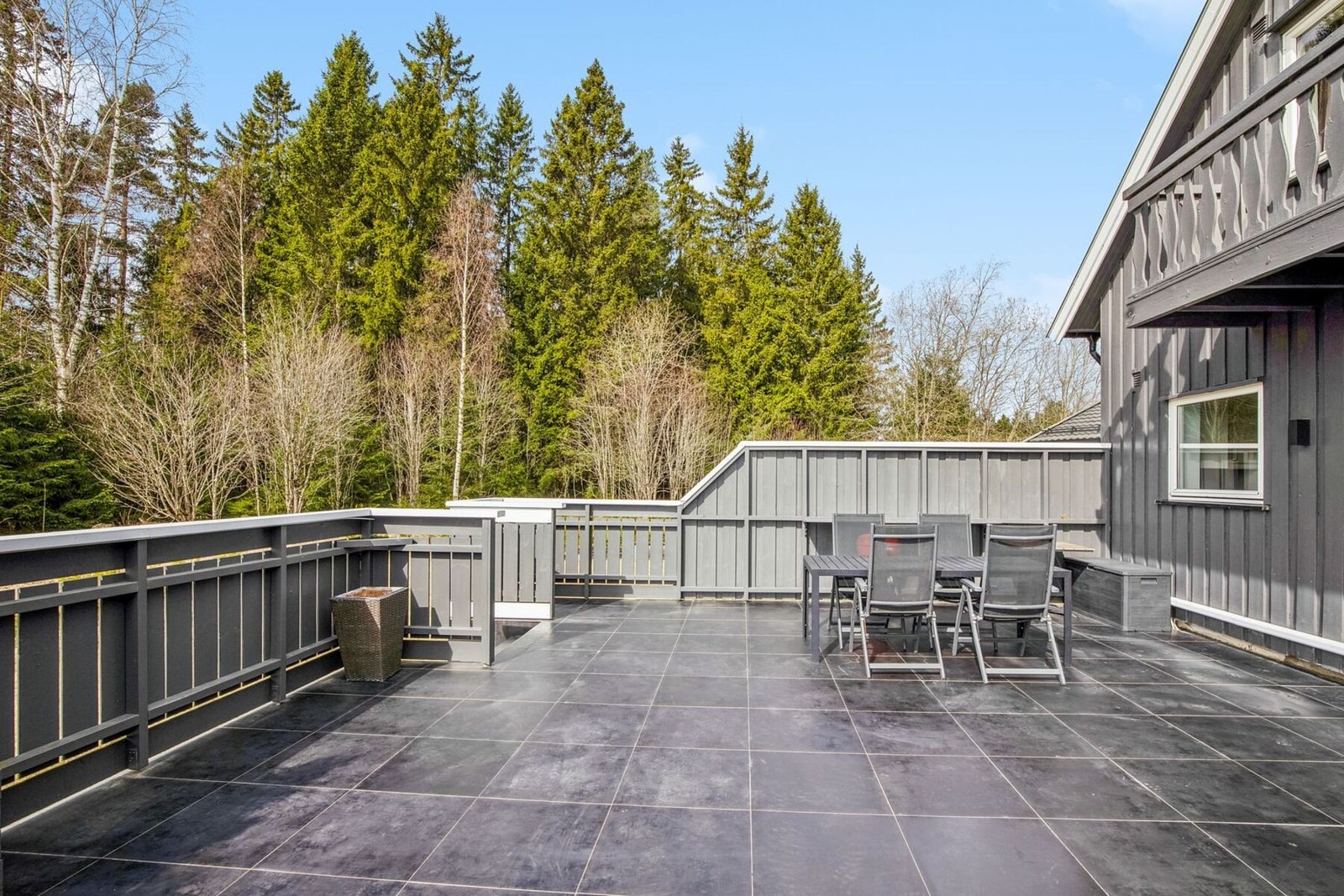 Terrassen er på 64 m2 med god plass til det familien ønsker av utemøbler. Galleribilde