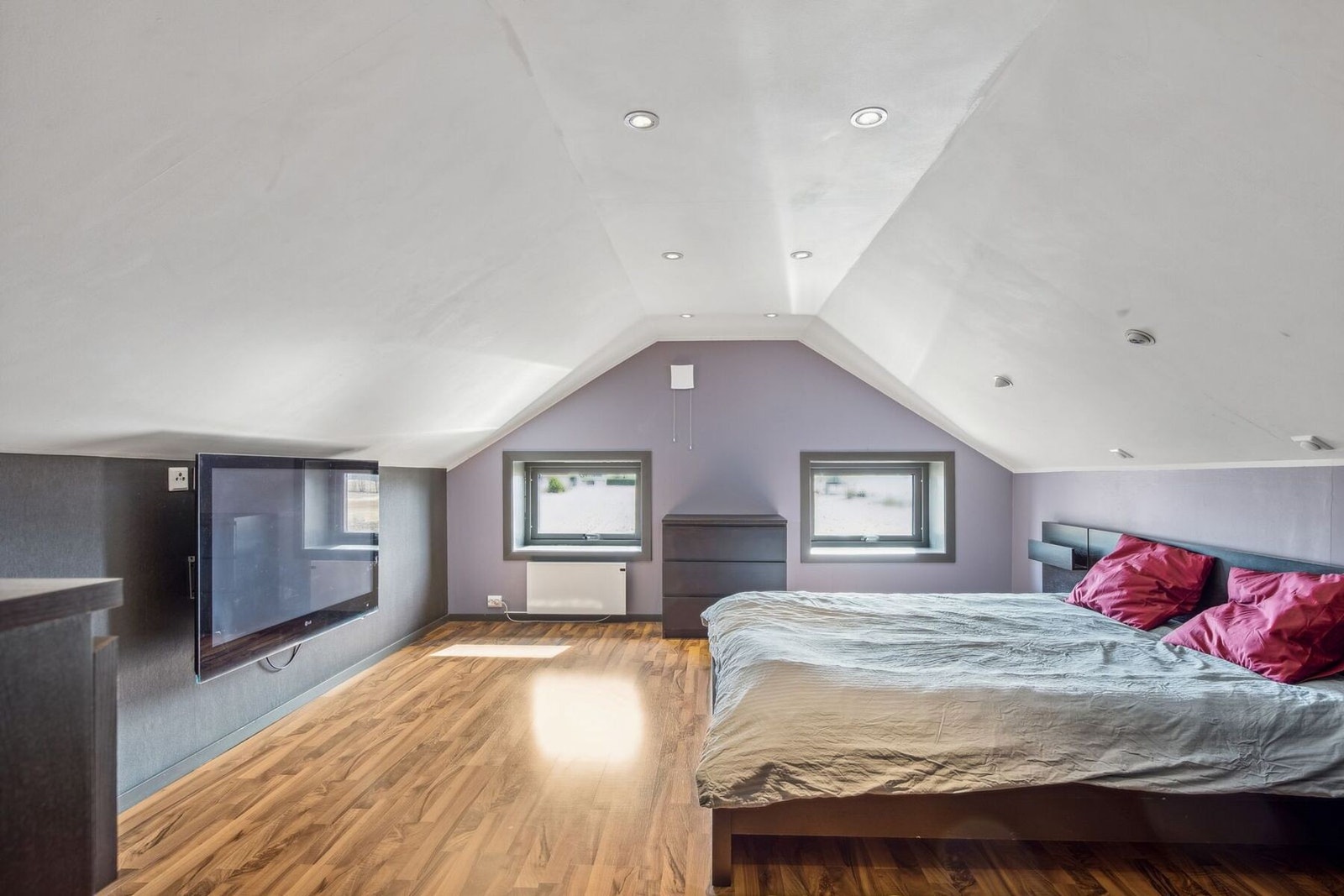 Soverom II er romslig og passer fint som et hovedsoverom. Galleribilde