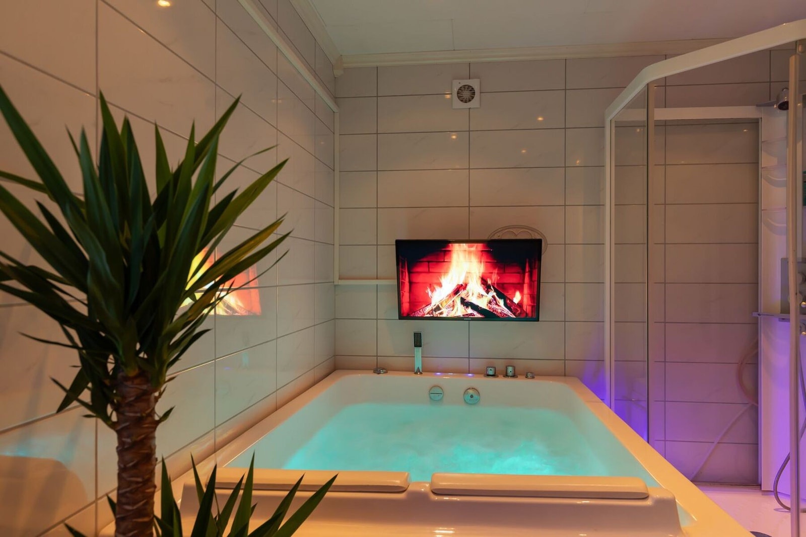 Lekkert baderom i 1. etasje med deilig boblebadekar. Galleribilde