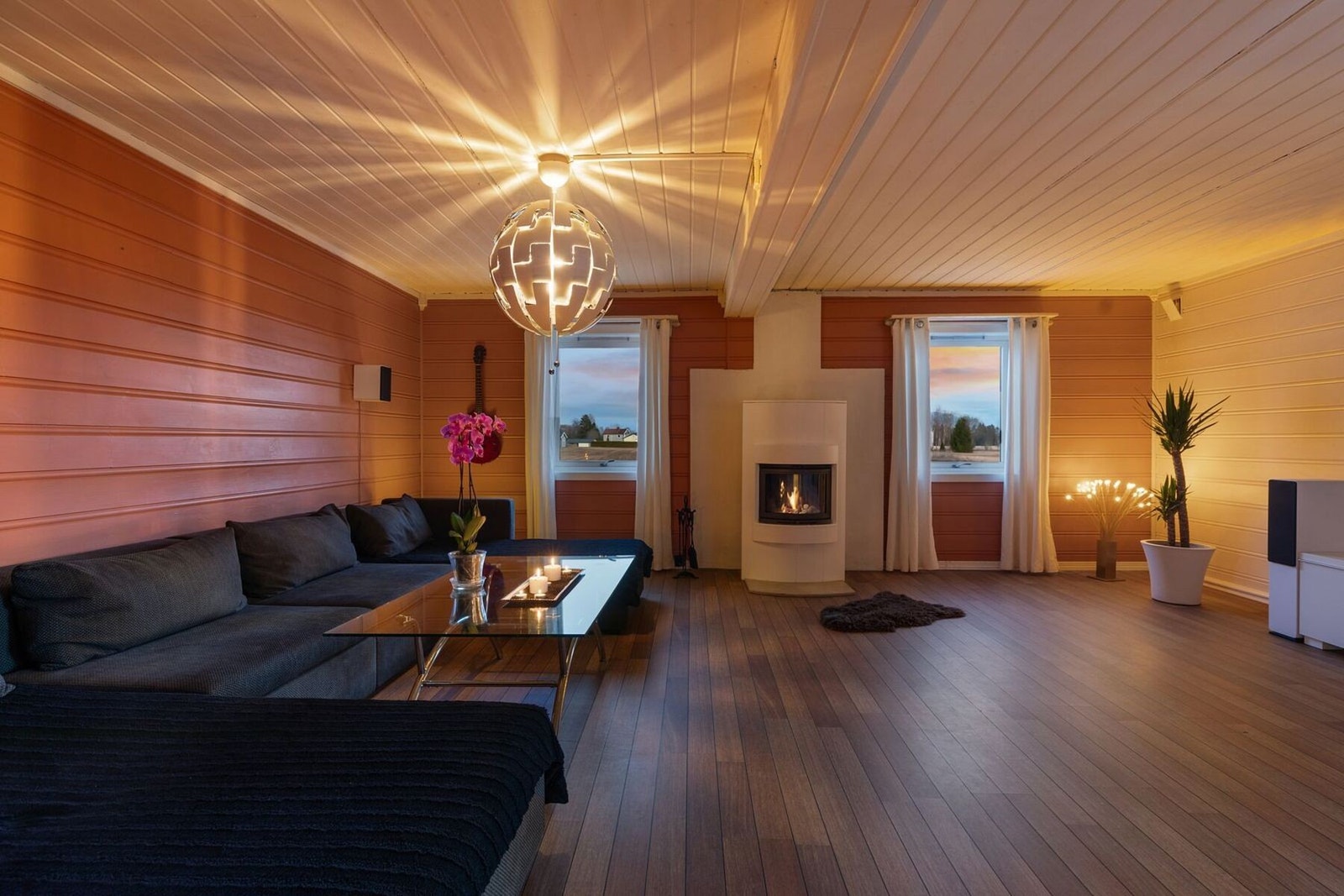 Kveldsstemning i stuen. Galleribilde